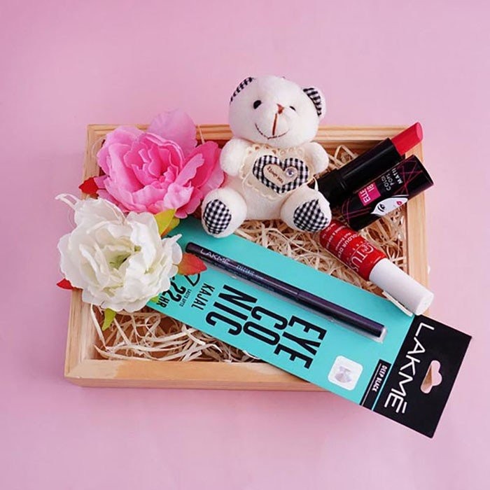 Classy Gift Hamper For Sister